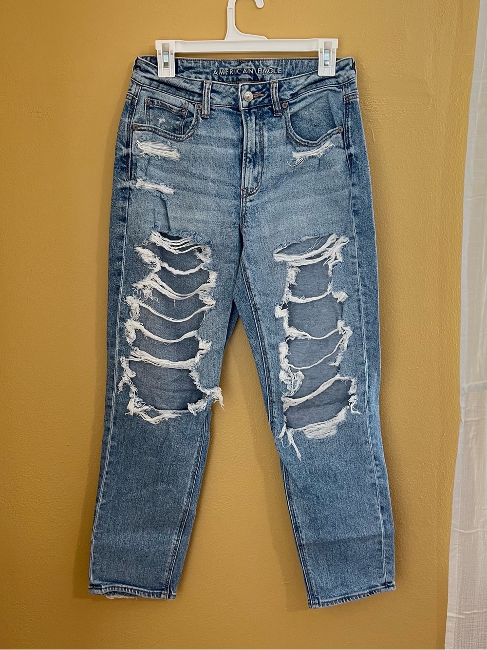 American Eagle Outfitters Medium Wash Distressed Stretch Mom Jeans - Size US 6